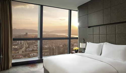 Junior Suite, 1 King Bed, Club Lounge Access, City View