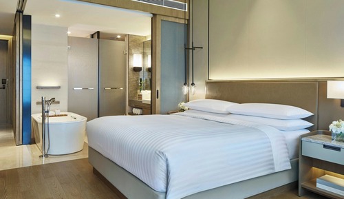 Club Room, 1 King Bed, River View