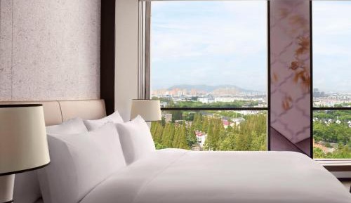 Club Premier King Suite with Gusu View