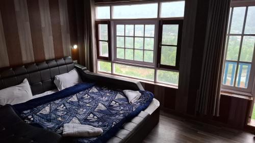 Family Room with Mountain View