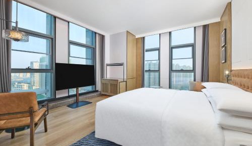 Premium King Room with City View