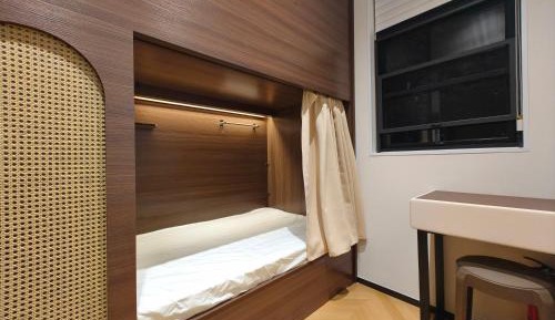 Single Bed in Male Dormitory Room with Shared Bathroom