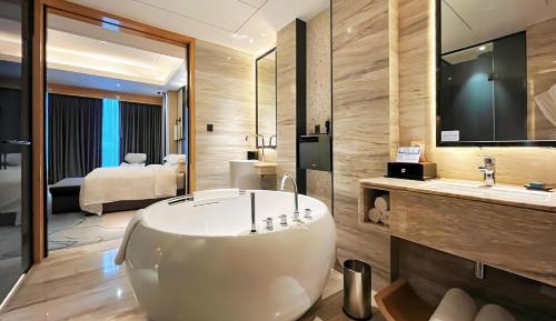 Deluxe Suite with Lounge Access