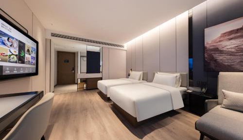Elegant Twin Room with Inner Window