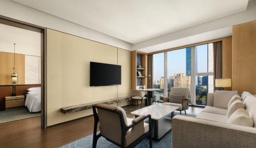 Deluxe King Suite with City View and Club Lounge Access