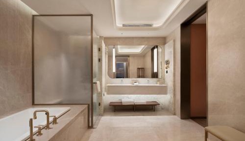 Deluxe King Suite