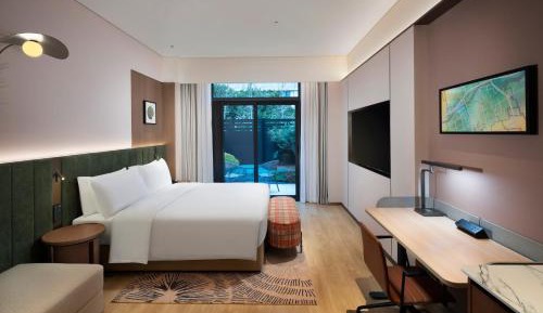 King Guest Room with Courtyard