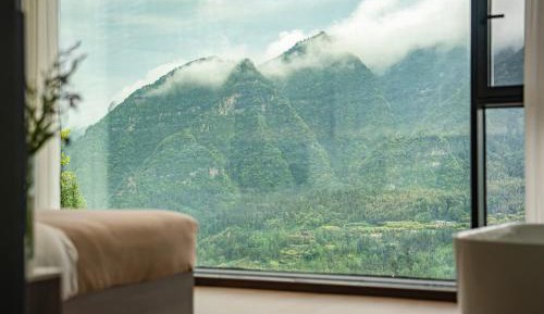 Suite with Mountain View