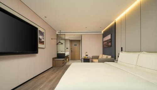 Premium Queen Room with City View