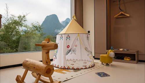 Family Room with Mountain View