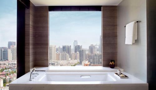 1 King Bed, Club Lounge Access, High Floor, Large Suite