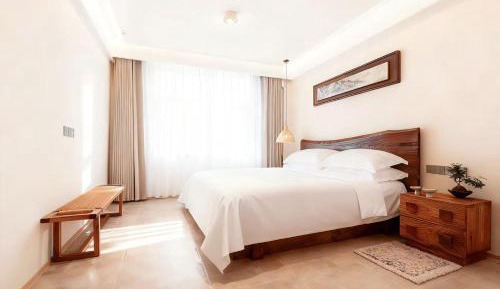 Deluxe Queen Room
