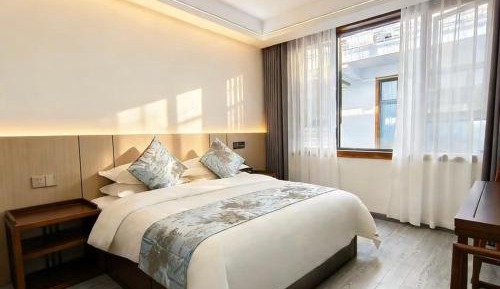 Warm King Room 