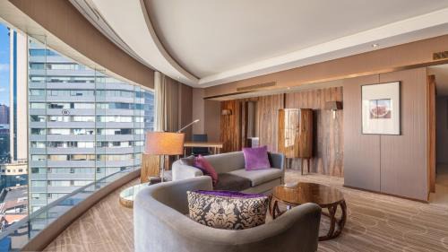 One-Bedroom Suite Lounge Access