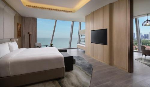 One-Bedroom King Suite with One Bunk Bed/Lake View/Living Area