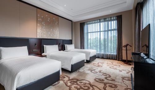 Comfortable Five-Bedroom Suite
