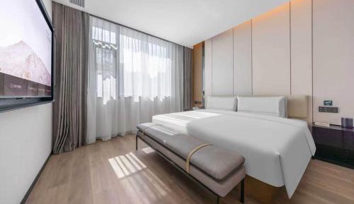Premier Suite with Mountain View