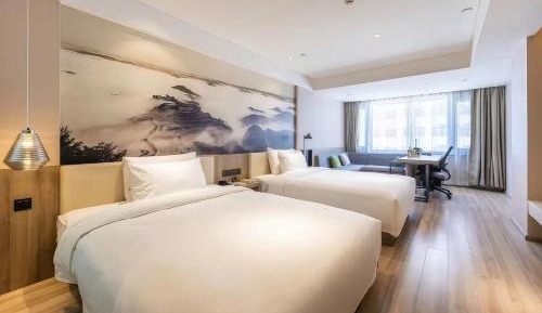 Deluxe Double Room (2 Adults + 1 Child)