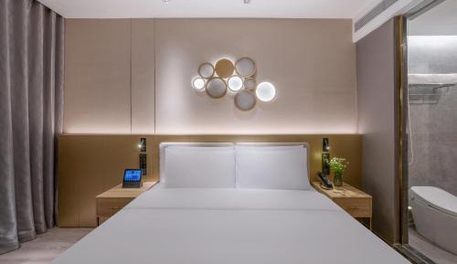 Moonlight Deluxe King Room