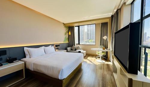 Corner King Room with 180-Degree City View