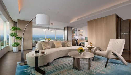 One-Bedroom Suite with Meeting Area