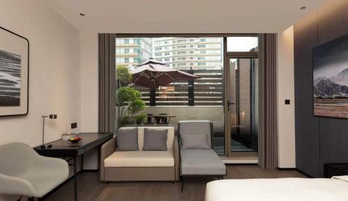 Premium Queen Room with Courtyard
