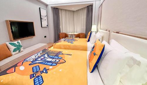 Family Connecting Suite with One King Bed and Two Twin Beds - Non-Smoking