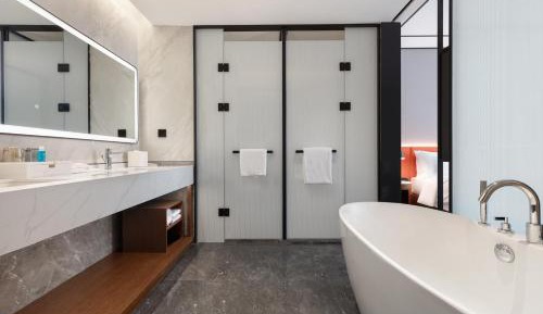 Deluxe King Suite