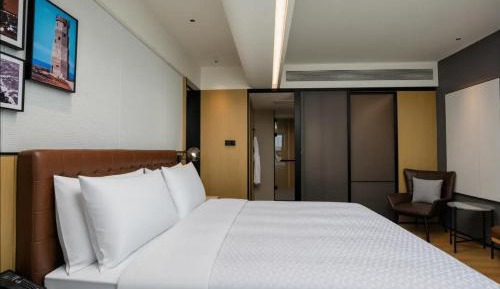 Superior King Room with City View