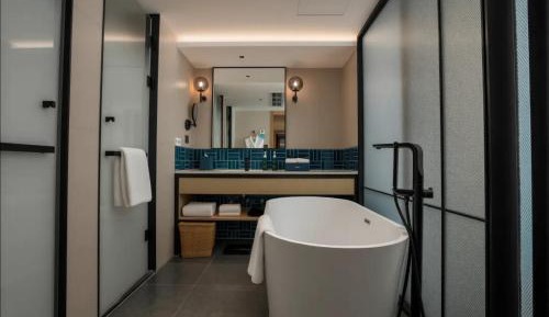 One-Bedroom Executive King Suite with City View