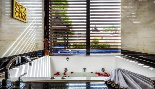 Family Villa with Private Pool and Garden