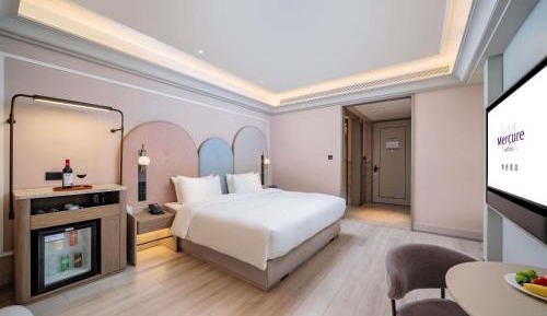 Superior Room with One King Bed