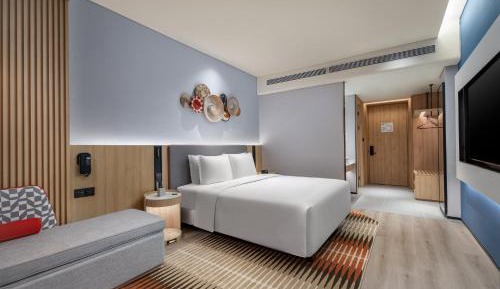 Standard King Room with Grassland View