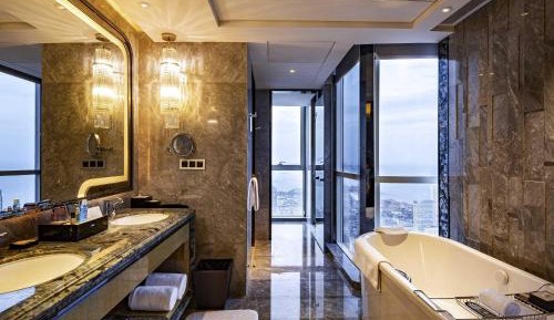 Premium Deluxe King Suite with Sea View