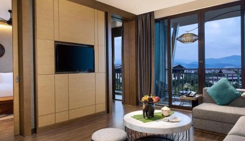 Deluxe Suite with Balcony and Park View