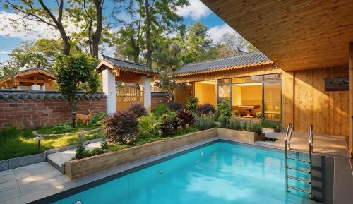 Villa with Garden View