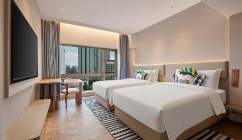 Grand Room with One King Bed and Two Single Beds