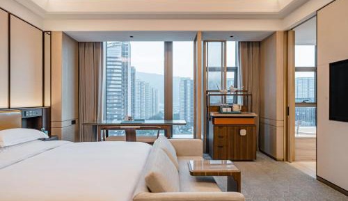Deluxe Double Room (2 Adults + 1 Child)