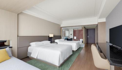 2 Double Beds, Club Lounge Access, Guest Room (include Happy Hour Alcohol Drinks & Light Buffet + 10% for Food & Beverage)