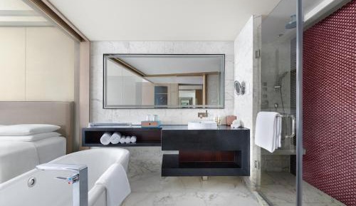 Executive Suite, 1 King (include Evening Alcohol Drinks & Light Buffet + 10% for Food & Beverage)