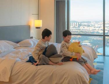 Twin Room with Two Twin Beds, Lake View and Sofa Bed
