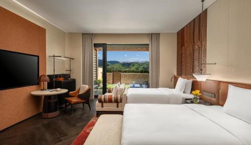 Standard Double Room with Grassland View - Courtyard Access