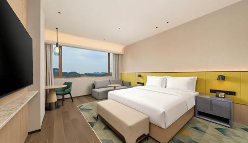 One-Bedroom King Suite with Kitchen Area