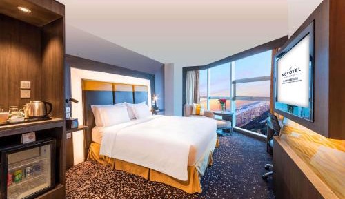 Superior King Room with City View