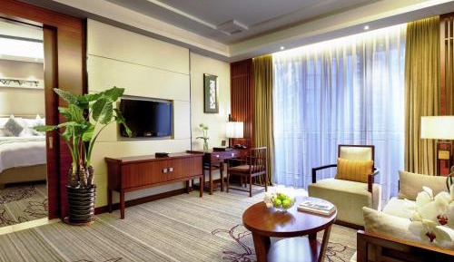 Deluxe King Suite with Balcony and Lounge Access