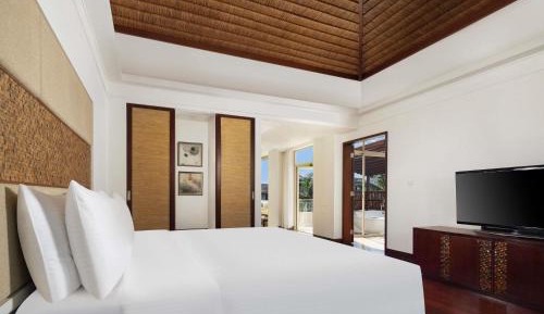 Exclusive King Suite with One King Bed, One Single Bed and Mountain View