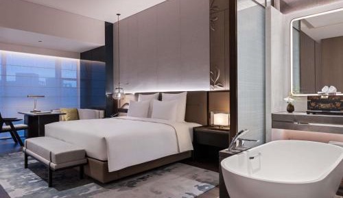 Superior King Room with City View