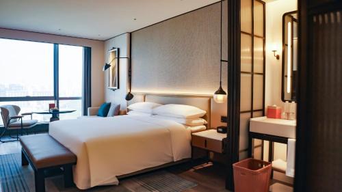 Superior King Room with City View