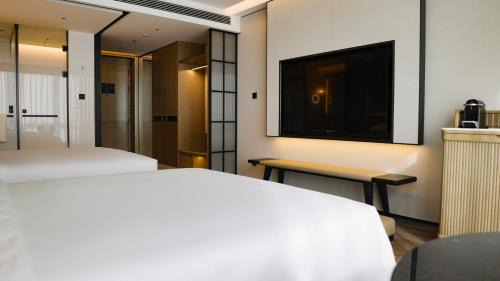 Executive Double Room with Two Double Beds and Club Lounge Access