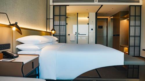 Deluxe King Room with City View
